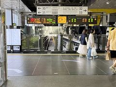 ホテルに荷物を預けて、早々に嵯峨野線ホームへ・・・
ホームは嵐山へ向かわれる？海外の方達で、ごった返していました(^▽^;)
