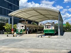 市電Caféですね～
車内って冷房完備なのかしら？？
乗降ドアが全開に空いているから、ひょっとして冷房無し？？
冷房無いと、この炎天下で車内でカフェは厳しいですよね～( ;∀;)