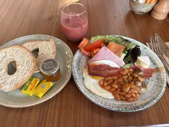 朝食！！
イングリッシュブレックファースト（ベーグルは違いますが）を作ってみました。
マフィンもあったんです。・・・明日食べようと思ってたら、なくなってた。

甘い豆とカリカリベーコン。おいしかった
ジャムがウィルキンソンのジャムが毎日、瓶で頂けて大満足

おいしかったです。評判通り