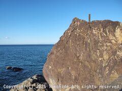 大山岬

道の駅と書かれた案内に従い、大山トンネル(大山道路)手前を左の旧道に入ります。
大山岬バス停の先をさらに左に降りて崖と堤防との間を進むと『大山岬』と彫られた石碑が載る岩が見えてきます。


大山岬：https://kochi-tabi.jp/search_spot_sightseeing.html?id=704
大山道路：https://ja.wikipedia.org/wiki/%E5%A4%A7%E5%B1%B1%E9%81%93%E8%B7%AF
大山岬：https://busmap.info/busstop/213021/