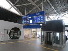 橋上駅舎化（2019年）に伴ってきれいになった金沢八景駅