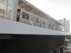 横浜シーサイドライン。
かつては国道を挟んだ先に駅があったので乗り換えが不便でしたが2019年に京急と直結になってとても便利になりました。
当初は２番線のみでしたが、２０２１年に１番線も供用開始。
1番線に停車中の電車。