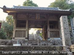 禅師峰寺 山門

竹林寺山門の階段を降り、道路を渡って右側の階段を下ります。
この道は史跡に登録されている禅師峰寺道です。
県道359号を渡って山道を下り、県道32号を渡って下田川に架かる百々軒(もものき)橋を渡って左折します。へんろ橋の十字路を右折して唐谷橋を渡り突き当りを左折、次の突き当りを右折して高知東部自動車道を潜り左手の県道247号に入って右折します。
水分バス停の先を十市方面に入り石土トンネルを潜り突き当りを右折、再び突き当りを右折、十市川に架かる石土橋を渡ったら県道14号を左折し信号の先、峰寺通バス停の手前を右折、坂を上って突き当りを左折、その先の二股を左折し、その先の二股を右に進みます。
坂道と階段を上ると重要文化財に指定されている金剛力士像が祀られている山門が迎えてくれます。


禅師峰寺：https://88shikokuhenro.jp/32zenjibuji/
史跡：https://bunka.nii.ac.jp/heritages/detail/293300
下田川：https://ja.wikipedia.org/wiki/%E4%B8%8B%E7%94%B0%E5%B7%9D
高知東部自動車道：https://kochitobujidousyadou.com
高知東部自動車道：https://ja.wikipedia.org/wiki/%E9%AB%98%E7%9F%A5%E6%9D%B1%E9%83%A8%E8%87%AA%E5%8B%95%E8%BB%8A%E9%81%93
水分：https://busmap.info/busstop/211441/
十市：https://ja.wikipedia.org/wiki/%E5%8D%81%E5%B8%82
十市川：https://geoshape.ex.nii.ac.jp/river/resource/390037/3900370001/
県道14号：https://ja.wikipedia.org/wiki/%E9%AB%98%E7%9F%A5%E7%9C%8C%E9%81%9314%E5%8F%B7%E6%98%A5%E9%87%8E%E8%B5%A4%E5%B2%A1%E7%B7%9A
峰寺通：https://busmap.info/busstop/213298/
金剛力士像：https://kunishitei.bunka.go.jp/heritage/detail/201/4550