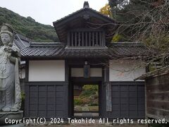 青龍寺 鐘楼門

へんろ道をそのまま道なりに進んでいくと到着します。
納経所の手前左手にある鐘楼門です。
ぶら下がっているひもを引いて鐘を撞くことが出来ます。
門を潜って坂道を上ると階段を避けて本堂に行くことが出来ます。


青龍寺：https://88shikokuhenro.jp/36shoryuji/
青龍寺：https://tosacity-kankou.com/kankou/category05/shoryuji/