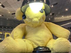 ドーハの空港内で、有名な黄色のクマちゃん見つけました！