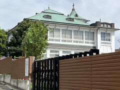 もう1件、加地邸から歩くと20分くらいかかるのですが、前から興味があった旧東伏見宮葉山別邸の外観を見に来ました。
今はイエズス孝女会の修道院になっていて、建物の手前には幼稚園があります。
当然、一歩たりとも敷地に入ることはできませんし、手前の幼稚園越しに、建物の写真を撮るには問題が。園庭でキャッキャと遊んでいる子どもの方向にスマホを向けて、怪しい人と思われると大変です。
敷地の外で園児が映り込まない場所を探し（私道にも入れませんし）、写真を撮って、すぐ立ち去りました。

たまに見学会が行われているそうなので、まめにチェックして、次は建物に入りたいです。