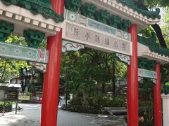Hollywood　Rdに入り公園へ。
ランタンの飾りつけはまだですね。