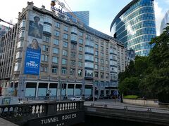 広場から約100m歩いた所が、宿泊ホテルDouble Tree by Hilton Brussels City。少し古い感じの建物です。