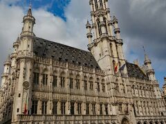 「王の家」の向かい側にあるのはブリュッセル市庁舎で、グランプラスのランドマーク的な建物。1455年に建造されたゴシック様式の建物で、尖塔の高さは96mもあるそうです。
１階に観光案内所があり、観光パンフレットなどが置かれています。