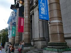 王立美術館の入り口、カラフルな旗表示が出ています。

旗に、「国際シュルレアリズムの100年, 100 years of international surrealism」､「オールド・マスターズ, Old Masters」、「マグリット・コレクション, Magritte Collection｣､と書かれています。３種類の展示が、行われていました。

私たちは、ブリュッセル・カードを持っていますので、チケット購入無しでこれらの展示を見ることができました。ブリュッセル・カード、とても便利です。