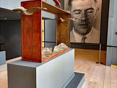 王立美術館の地下通路を進み、マグリット美術館を見学

マグリット(Rene Francois Ghislain Magtitte, 1898-1967)の写真と彼の作品です。作品は木彫の鳩をあしらった鞄形状の工作品、絵画だけでなく、工作品も幾つか展示されていました。