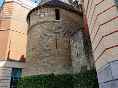 聖ジャン・バプティスト・オ・ベギナージュ教会の南、約100ｍの場所にある中世建造の塔、「黒い塔、Black Tower」

13世紀初頭に建造された要塞の一部を成していた塔で、ブリュッセルに残っている古い歴史的史跡(Historical monument)として登録されているそうです。
