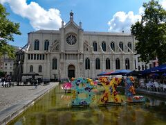 広場の南端にあるのが聖カトリーヌ教会(Eglise Sainte-Catherine)

中世に建造された教会ですが、以降、何度か改築が行われ、現在のバロック様式の建物になったのは1930年だそうです。


