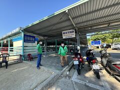 バイク降り場はやっぱりあって到着日のあの嘘っぱち偽Grab兄ちゃんはやはり偽物だった！「Grab乗り場はめっちゃ遠いよ！！」って言ってたくs...


バイク降り場国内線側ターミナル１だったーーーーーうそっぱち兄ちゃん全部が嘘というわけではなかった( ﾟДﾟ)とはいえ国内線から国際線ターミナル２までは徒歩3分。まだ間に合う、急げ！