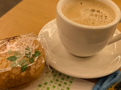 保安検査が激混みでラウンジでダッシュでコーヒーと持ってきたおやつ
今日はレンタカーなのでノンアル
朝ごはん買おうと思ってたお店も工事でやってない
