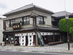 ●明治屋＠JR/黒磯駅前

とっても趣のある建物を見つけました。
御菓子屋さんです。
「明治屋」さん。
温泉まんじゅうが名物のお店のようです。