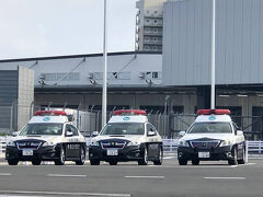8/13。最寄駅から朝5:30のハイウェイバスに乗り成田空港に着くと、未だ警戒厳重なのかパトカーの姿が目立ちます。ちょっとかっこいいw