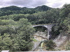 国道から見える他の橋梁跡を紹介してもらったりして、糠平温泉文化ホールに戻り長靴をお返ししてツアーは終了。有意義なツアーでした。ちなみに最後までクマは現れませんでした。