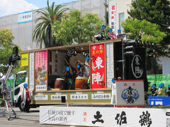 本日はよさこい全国大会ということで、日本中から集まったよさこいチームが自慢の踊りを競います。

有料席のチケットは自分たちでとりました。最前列だったのですが、日よけが機能しておらずとても暑かったので、２列目３列目の席にした方がよかったかもしれませんね。