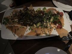 20:30
お父ちゃんが外に食べに行きたいとのことで
ヤードハウスに
待ち時間20分ほど
フードコートとかによくあるブザーを持って待ちます

このポケナチョス美味しかったなー