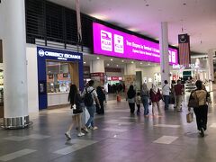 KLIAエクスプレス乗り場です
KLセントラル駅まで３０分で行けるので最速です
少人数で急ぎの旅ならこちらが便利です
私達は４人だったのでバスにしましたが
初っ端からトラブルに遭いました…

続きは次の旅行記で