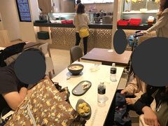 ２４時間のフードコート
ここの中華やあんまんは割とリーズナブルです
おかゆは６００円ぐらいでした