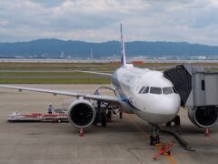 フローコントロールにより、1時間以上遅延して出発することになった上海浦東行きの ANA975 。出発準備はできているものの上海側の受け入れができないために遅延している。

実は10日ほど前から運航状況をチェックしていたのだが当該便はちょくちょく1～2時間ほど遅延して運航していた。どうやら中国軍の軍事訓練が影響しているようだ。