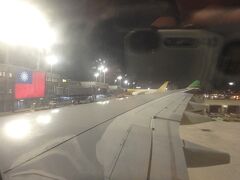 定刻よりも30分も早く台湾・桃園空港に到着。窓からは台湾国旗が映える。