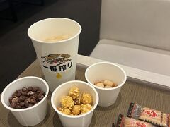 ポテ中のお好み焼きをテイクアウトし、セントレアカードラウンジで生ビール飲む