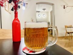 ドミトリーのカフェで、元祖本家のバドワイザーを飲みながら充電しようとゴソゴソしてたら
あれ？　ない！
コンセント変換プラグをポーランドのホテルのコンセントから抜き忘れて来たことに気付いた。

　あちゃー　ショック

明日は プラグ で プラグ探し せにゃならんなぁ。

※一応プラハの英語読み「プラグ」に掛けてみた ^_^;