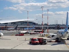 「ハンブルク空港（Flughafen Hamburg）」に到着しました。LCCの機体が多いように思えます。小さな空港なので入国審査には結構時間がかかりました。見かねた係員が我々用にカウンターを開けてくれたので、最後は早く抜け出せました。