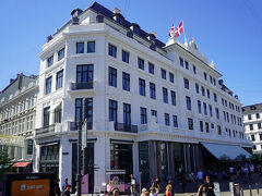 「ホテル・ダングルテール（Hotel D'Angleterre）」は1755年に設立された歴史的建造物の5つ星ホテルです。ビクトリア朝建築と現代的な北欧デザインが融合されています。