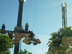 その隣には「チボリ公園（Tivoli）」があります。1843年にゲオ・カールステンセンが時の国王クリスチャン8世から約6ヘクタールの土地を借り受けて誕生させたのが始まりです。土地を貸し出す際に国王は渋りましたがカールステンセンは「娯楽を提供する事で国民の関心が政治から離れる」と言って説得したそうです。