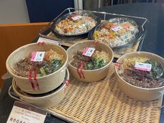 カフェトスティーナ
ビビンバ丼やガパオ＆パッタイのお弁当￥1,000などありました