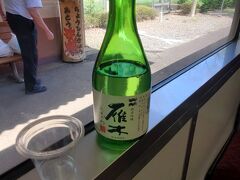 長門峡駅に停車中。
国鉄型のボックスシートで一杯やるのは至福のひとときです