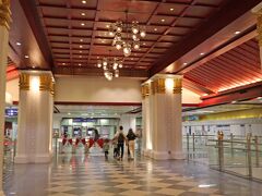 Sanam Chai駅で下車
駅を出てすぐの所にいたトゥクトゥクのドライバーが
「寺まだ閉まってるよ～」と声をかけて来た。おそらく寺のオープン時間までトゥクトゥクで観光案内するとか言うつもりだろうが、デジタル時代にそんなウソは通じ無い、オープン時間はちゃんと把握している。

朝からなんだか気分悪い・・・