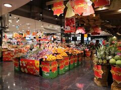 そこそこナイトマーケットを楽しんで、エスプラネードに戻って来ました

スーパーがあったので見ていきましょう