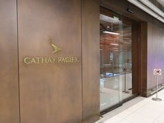 早速 保安検査場を通過して、制限エリア内のラウンジへ

ワンワールドのラウンジは、キャセイ以外だとJALやカタール航空のが使えるようです。いずれににせよ初めての訪問となりますので、一番搭乗口に近いキャセイのラウンジへ