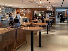 搭乗口最寄りのラウンジ「ザ・ピア」に到着出来たのは、ボーディング開始時刻の10分前程でした。
巨大空港だけあって制限エリア内の移動だけでも結構時間がかかりますね