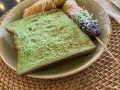 5日目
この日の朝食はSabeen Restaurantへ。
緑色のパン（Pandan Toast）があったので思わず食べてみましたが、味わいは普通。
伝統的なお菓子もいただきましたが、お餅のような味わい。