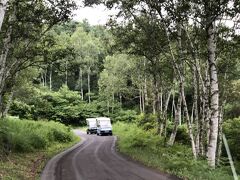 「天空のテラス」の受付へ。花畑へ寄り道してたら、受付が大行列！！
１時間は待ったでしょうか。
しまっなぁ～
キャンプサイトからすぐだったのに。。

気を取り直して、山頂に行くカートに乗りこみます。
カートは自動運転で、45度程の山道を颯爽と駆け抜けていきます。
事前に敷かれたレールの上を自動で登っていくのです。
対向車は無人です。何と不思議な。
白樺林を爽快に抜けていきます！快適快適