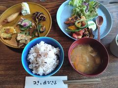 定食。
ちょっとずつ色んなおかずを食べたい私にはたまらん。
ただ、野菜沢山でお肉は少ない。