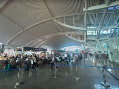 デンパサール空港に到着
空港送迎はTrip.comで予約しました

ヌサデュアからは渋滞も無く
高速道路使って３０分かからなかったと思います