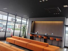 Jネットレンタカーはリーズナブルだったし沖縄でよかったからのチョイスだったものの、先月利用したタイムズがスムーズだったから振り替えようとするもピーク時に入って結構な値段差でたから諦め。

当日、送迎場所がANAだと最も遠いところでやっぱ不便だなとおもった
…が、営業所ついたらすっごくきれいだし、貸出・返却～送迎いずれもスムーズで満足。