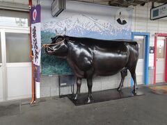 12:07 米沢駅到着ー☆

この牛さんにMILKをあげに来ました
へけけtravelerさまが、千葉で牛さんにMILKをあげている画像を見て、そのセンスとユーモアに笑い転げました
元気がない時に見ると元気が貰えます♪

わたしは、米沢の牛さんにMILKをあげますよ－♪




