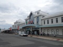 米沢駅駅舎
国の重要文化財に指定されている山形大学工学部の旧本館を模しているそうです
