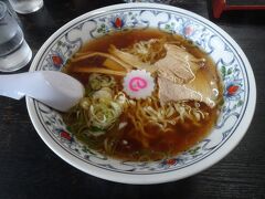 最近、アラカン夫婦の胃袋が弱り気味で、夕食に備えてお昼は軽めに米沢ラーメンを頂くことに

◆ 米沢ラーメン（醤油）700円
あっさり醤油味で昔ながらの中華そばと言う感じのラーメンでした