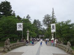戦国最強の武将と語り継がれている上杉謙信公を御祭神として祀り、米沢城本丸跡に建立された【上杉神社】に参拝させて頂きます

上杉謙信公が戦いに際して『龍』の文字の旗印を使っていたので、上杉謙信公は【越後の龍】とも呼ばれていました
『毘』の旗印は、上杉謙信公が毘沙門天の生まれ変わりと信じていたから
『龍』の旗印は、不動明王を表し、総攻撃の合図に使われた旗と言われています






