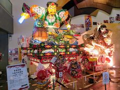 のっけ丼ブランチの後、すぐに弘前へ移動…

レンタカーを弘前市立観光館の地下駐車場に停め、徒歩で観光します(^^)