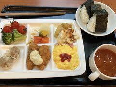 ホテルの朝食が5:30からOKだったから、朝のお散歩前に朝食